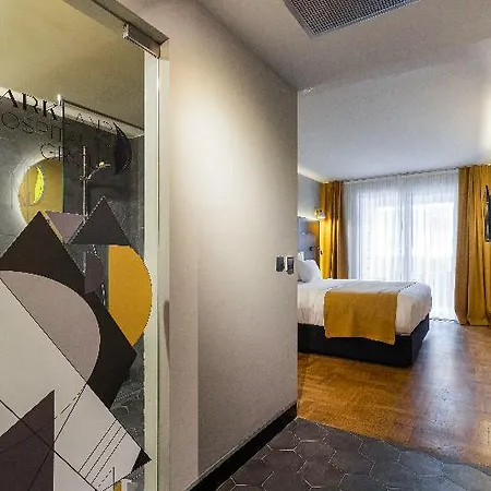 Next Door Park 4*